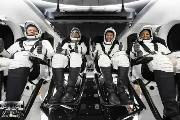 Empat Astronott Kembali...
