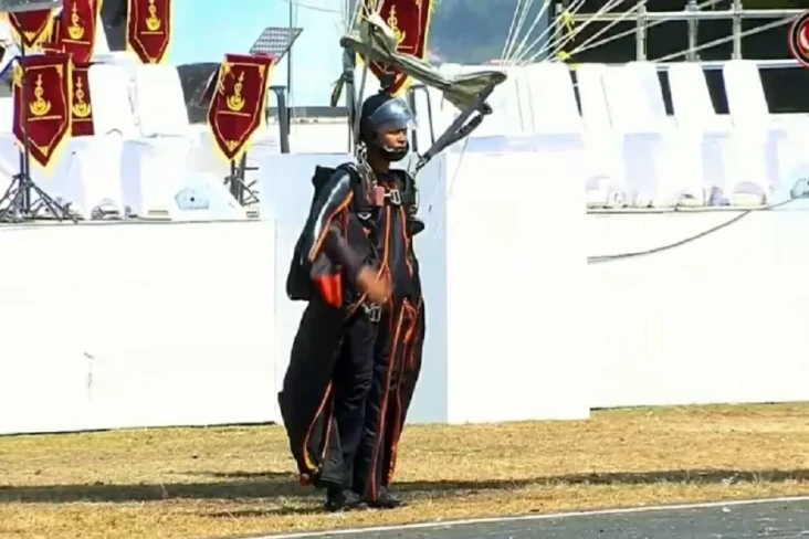 Keren! Penerjun Wingsuit...