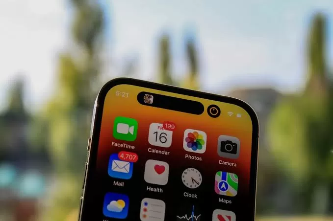 Apple Kembangkan Siri...