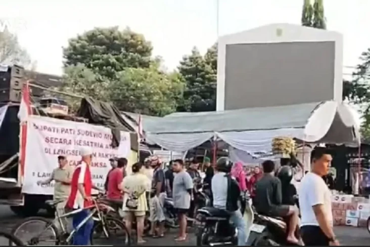Demo Warga Pati Tuntut...