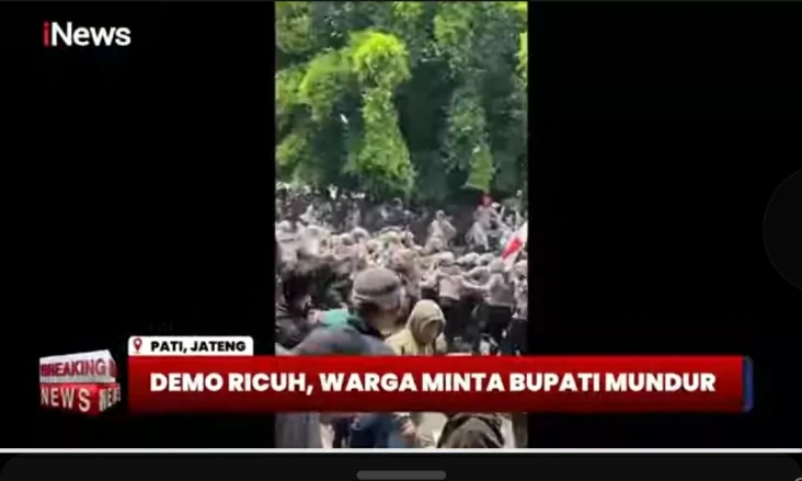 Momen Polisi Dihujani...