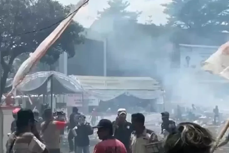 11 Pendemo Ditangkap...