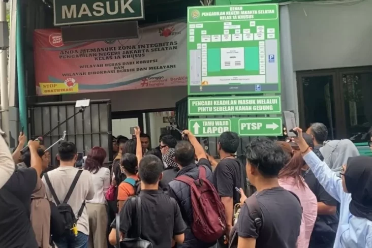 Tak Bisa Masuk ke Ruang...