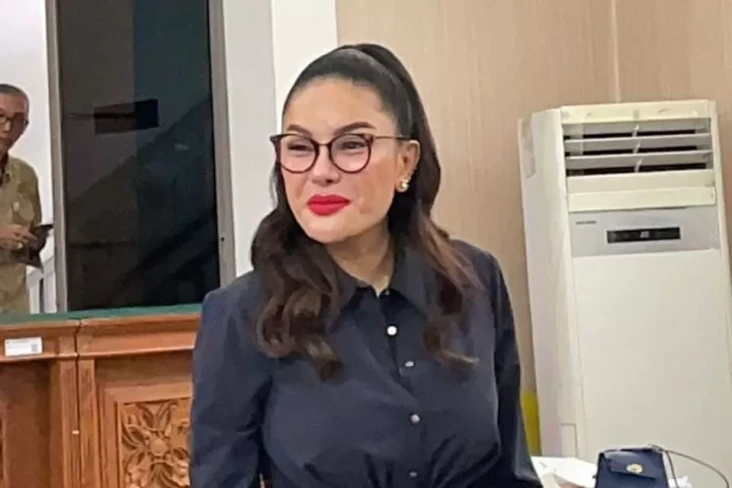 Sambil Menangis, Nikita...