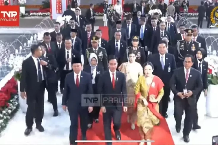 Pakai Dasi Merah saat...