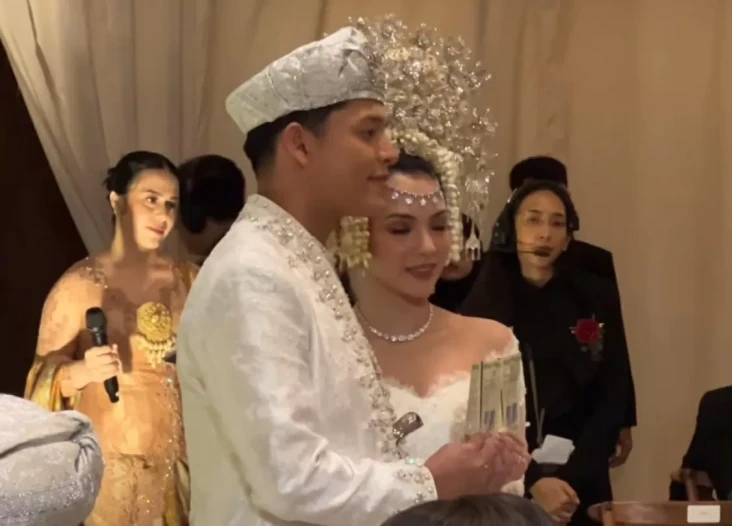 Penyanyi Adikara dan...