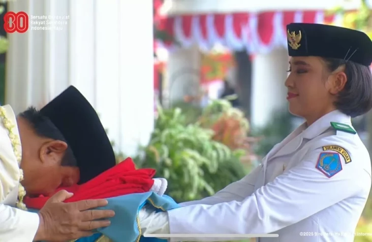 Momen Prabowo Cium Bendera...