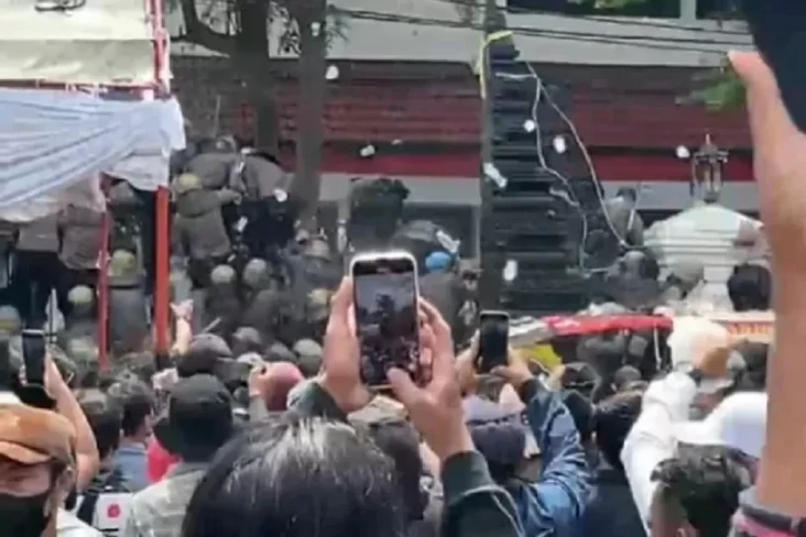 Pemakzulan Bupati Pati,...