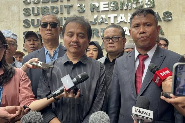 Roy Suryo: Buku Jokowi’s...