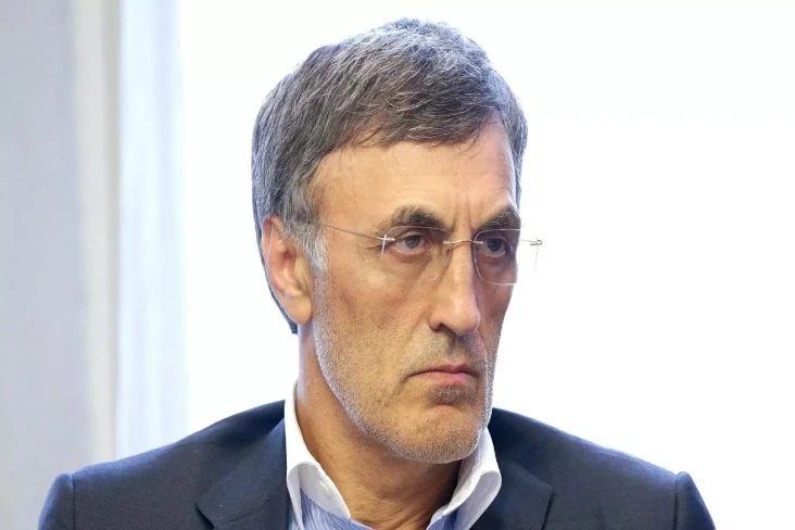 Khianati Putin, Politisi...