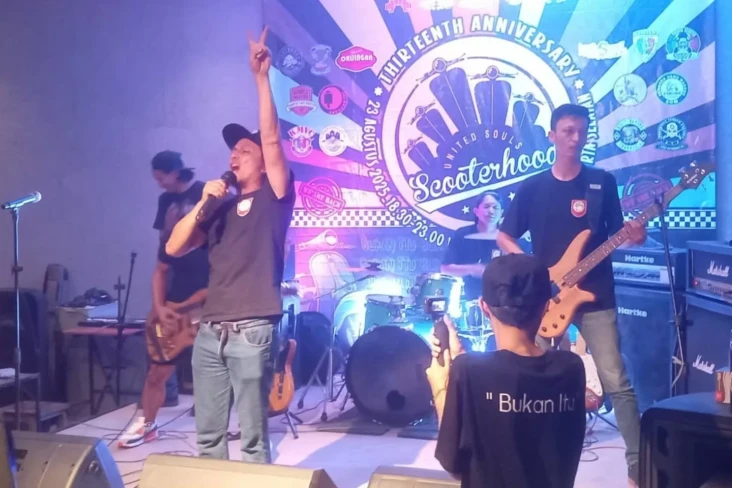 Rayakan 12 Tahun Bermusik,...