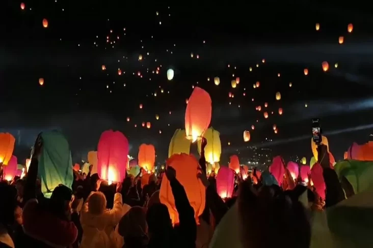 Ribuan Lampion Hiasi...