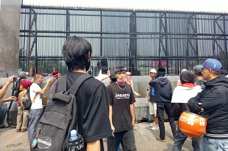 Antisipasi Demo, Gerbang...