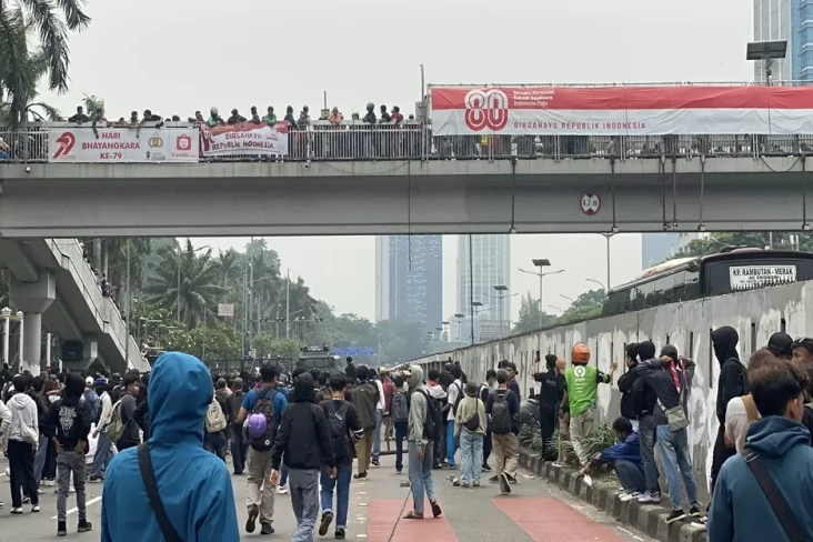 Demo Tolak Tunjangan...