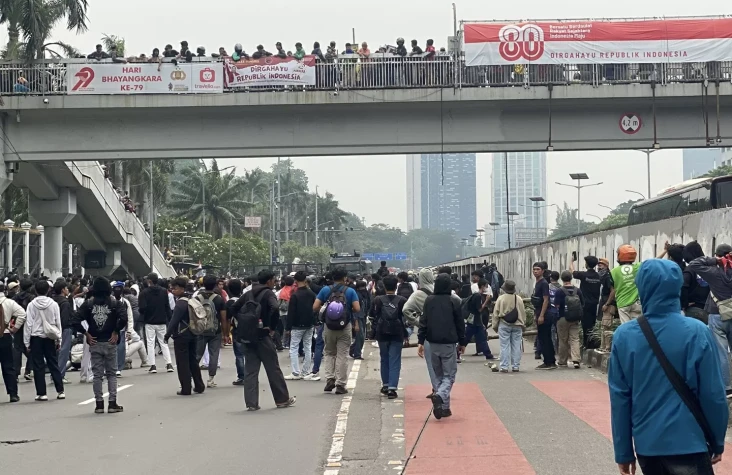 Dipukul Mundur Polisi...