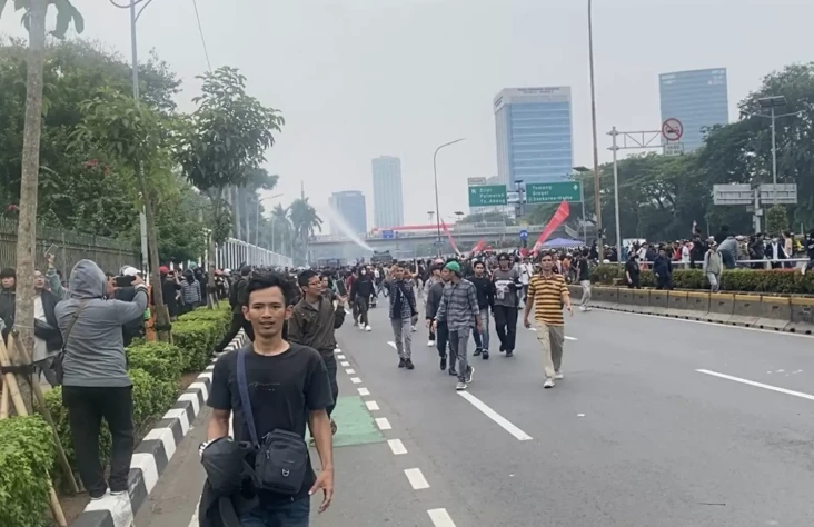 Ricuh di Depan Gedung...