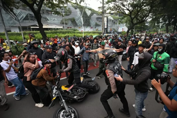 Memanas, Massa Adang...