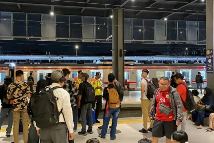 KRL di Stasiun Tanah...