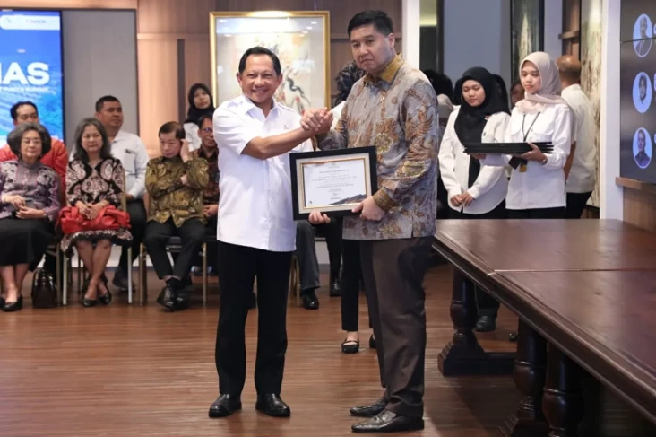 Tito Karnavian Raih...
