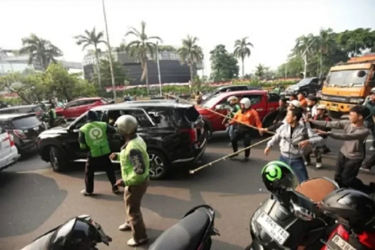 Selain Mobil Lurah,...