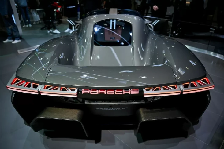 Porsche Tekan Rem Darurat,...