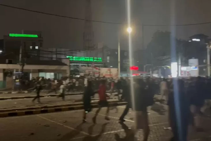 Tembakkan Gas Air Mata,...