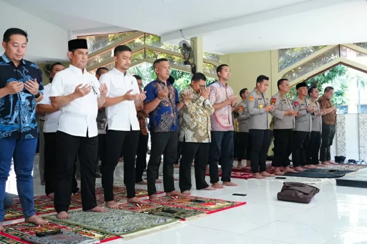 Mabes Polri Gelar Salat...