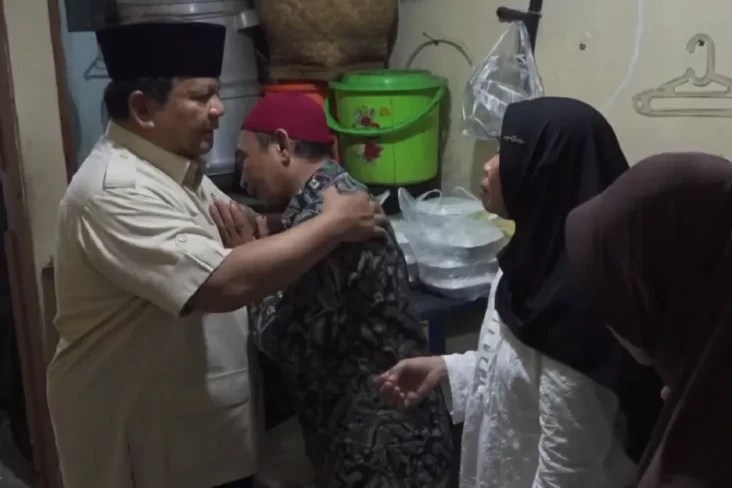 Presiden Prabowo Peluk...