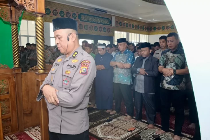 Polda Riau Gelar Salat...