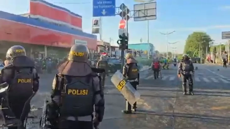 Kericuhan Meluas hingga...