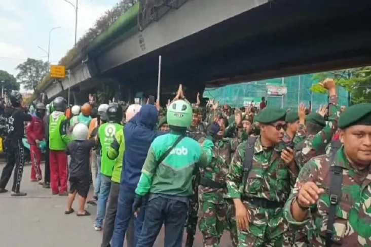 Pasukan TNI AD Dikerahkan...