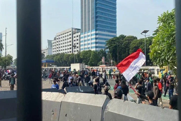 Massa Tutup Jalan Depan...
