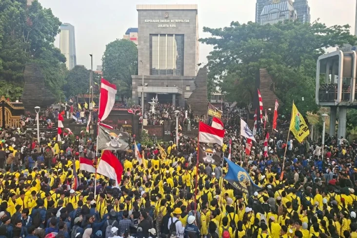 Mahasiswa Tutup Jalan...