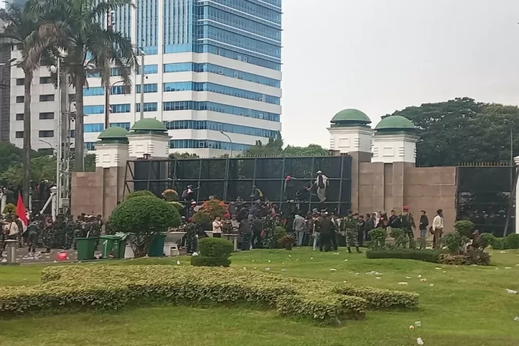 Demo Ricuh, Massa Aksi...