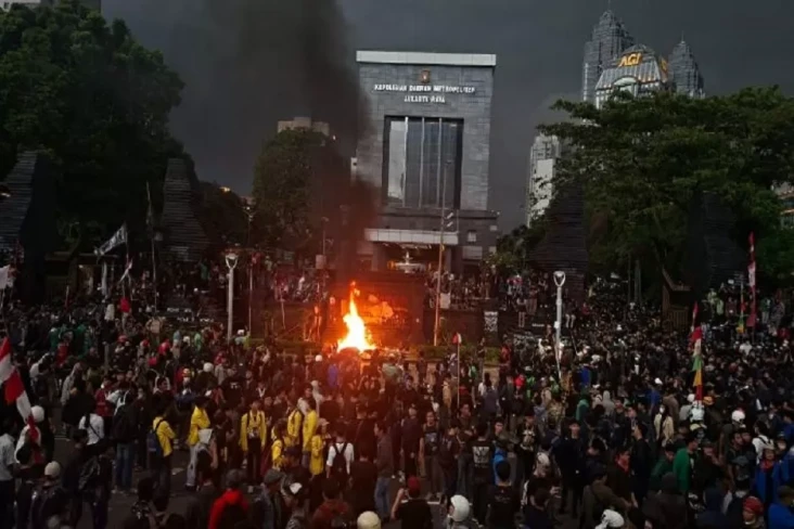 Mahasiswa Bakar Tiang...
