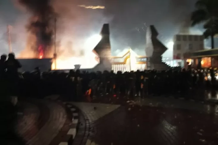 Aksi Demo di Polda Metro...