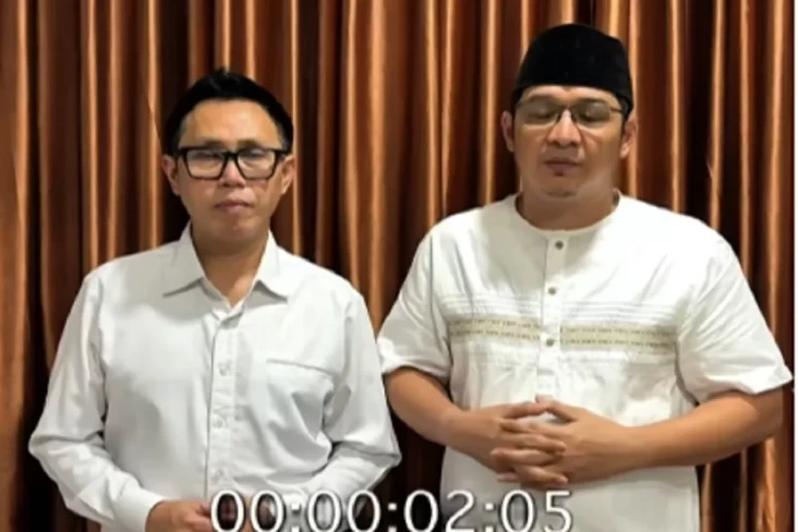 Disorot Publik, Sambil...
