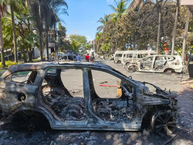 Deretan Bangkai Mobil...