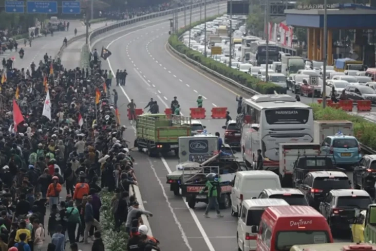 Dampak Demo Jakarta,...
