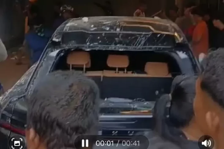 Mobil Mewah Lexus di...