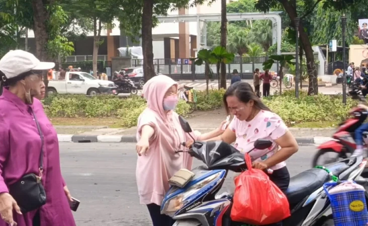 Gas Air Mata Masih Menyengat...