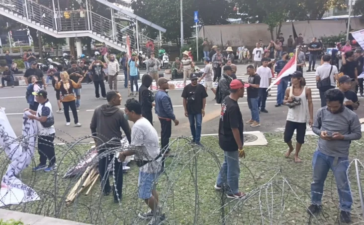 Warga Pati Bubarkan...