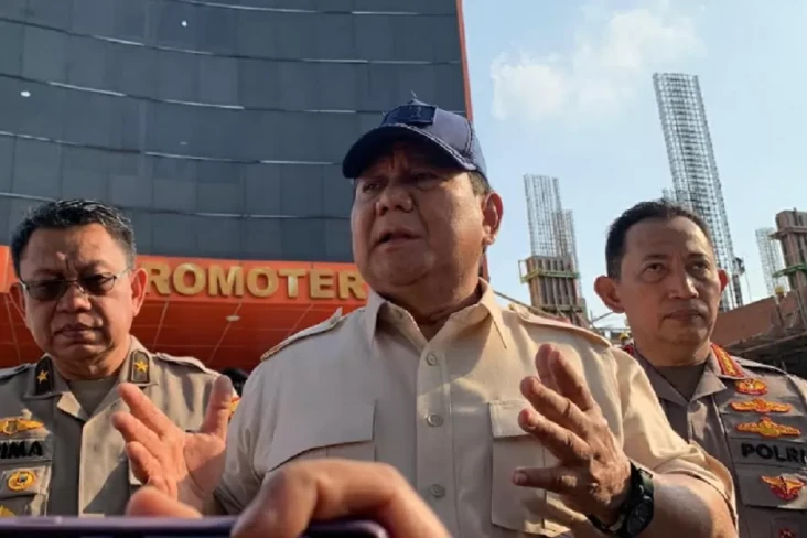 Jenguk Korban Ricuh...