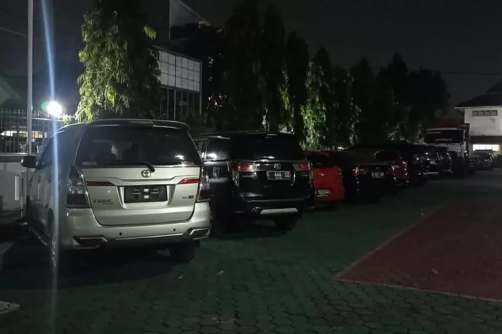 KPK Sita 15 Mobil Anggota...