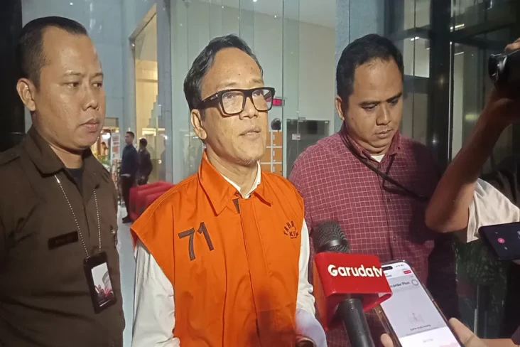 KPK Temukan 4 HP di...