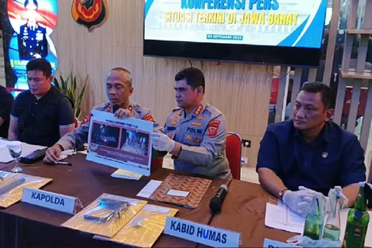 Polda Jabar Tangkap...