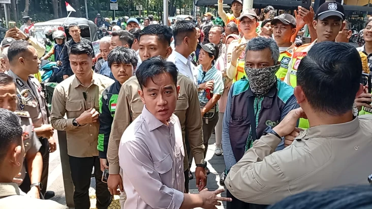 Wapres Gibran Bagi-bagi...