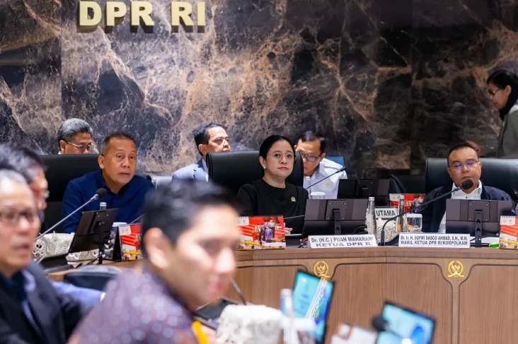 Semua Fraksi di DPR...