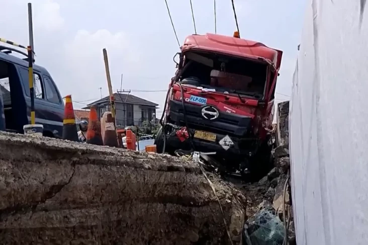 12 Kendaraan Terlibat...