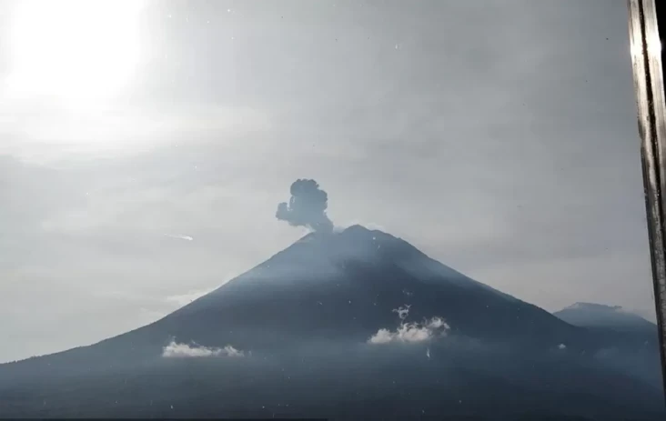 Gunung Semeru Erupsi...